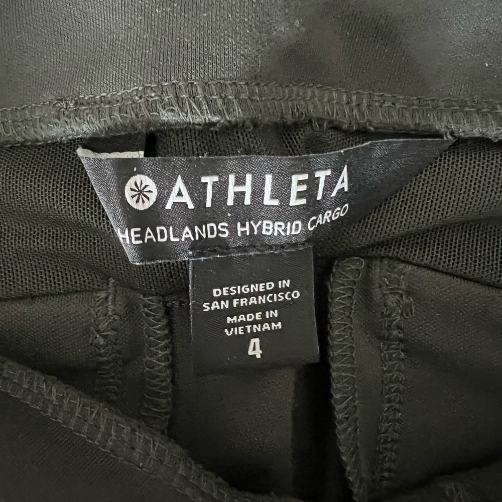 Athleta Headlands Hybrid Cargo in Olive Green